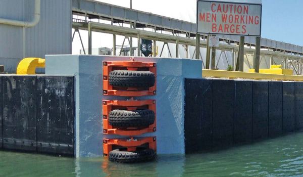 บังโคลนลูกกลิ้งในท่าเรือ